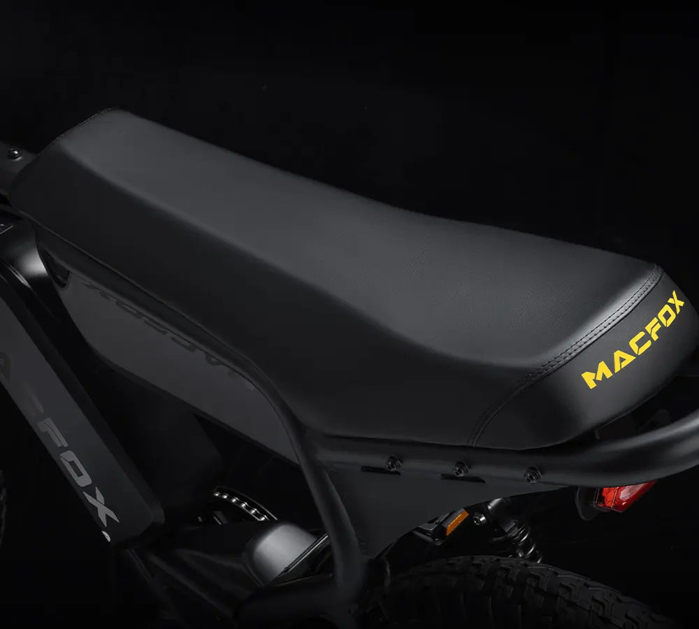 Extended moped saddle, folding rear pegs