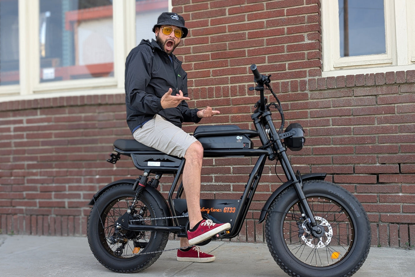 Rider on the Riding'times GT33 cargo e-bike in front of a brick storefront