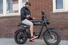 Rider on the Riding'times GT33 cargo e-bike in front of a brick storefront