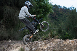 Riding'times GT54 Pro climbing a rocky trail