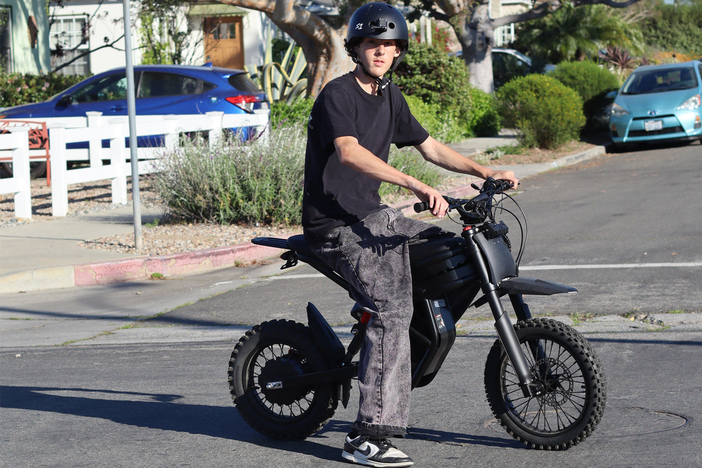 Rider aboard the Riding'times GT54 Pro at a crosswalk