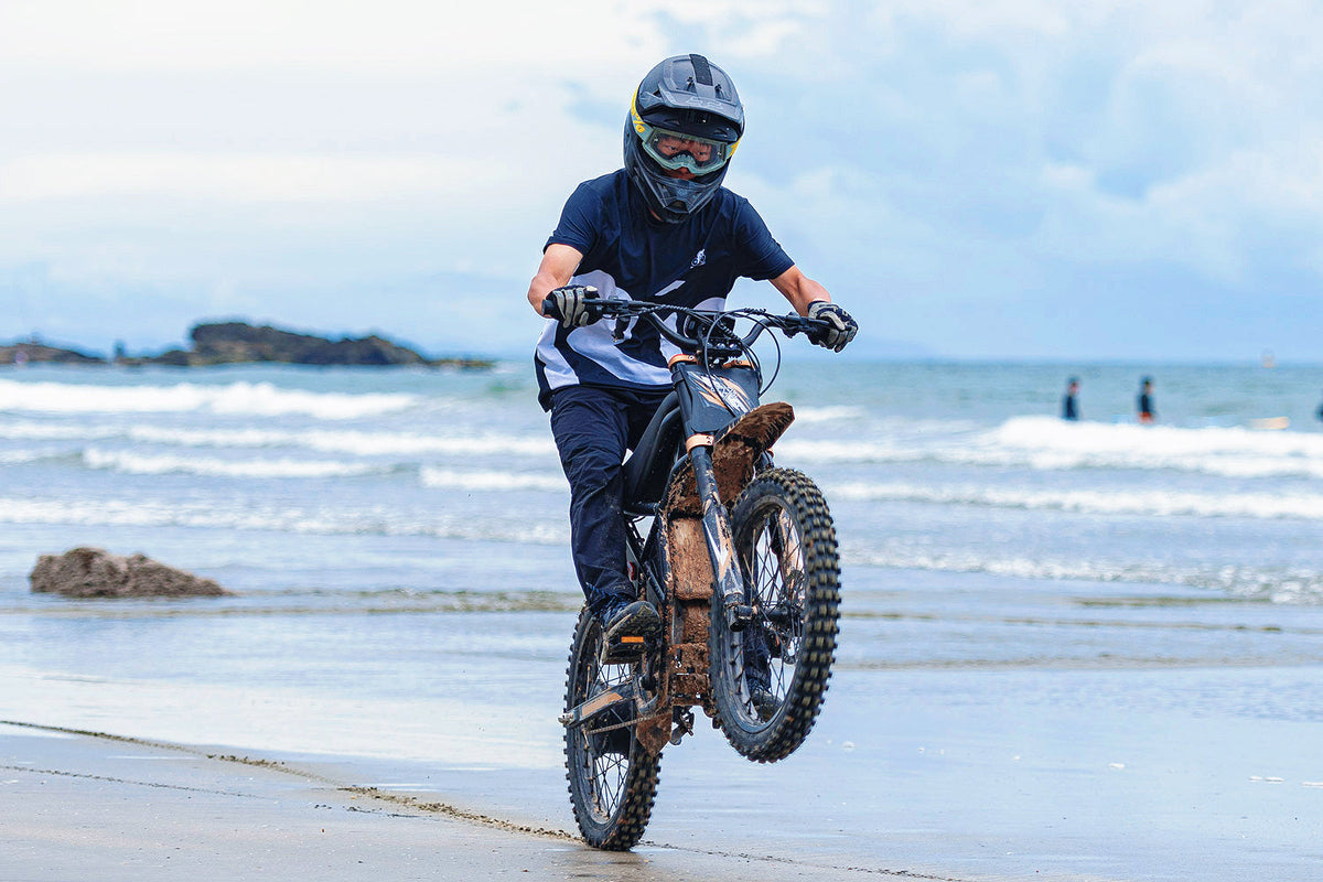 Riding'times GT73 Pro at speed, drive side