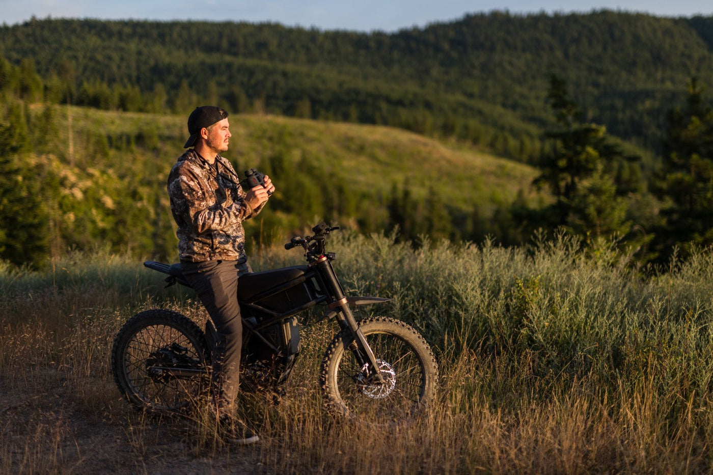 Riding'times GT73 Pro cornering on a dirt trail