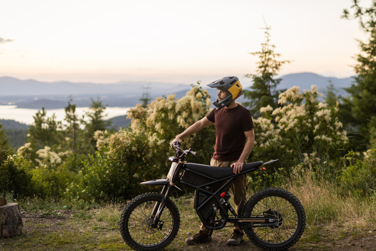 Riding'times GT73 Pro rear three-quarter view with tail light and turn signals