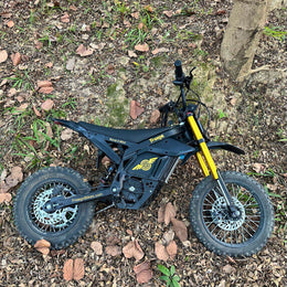 Freego Nova 5 Mini on rocky ground, showing the gold forks