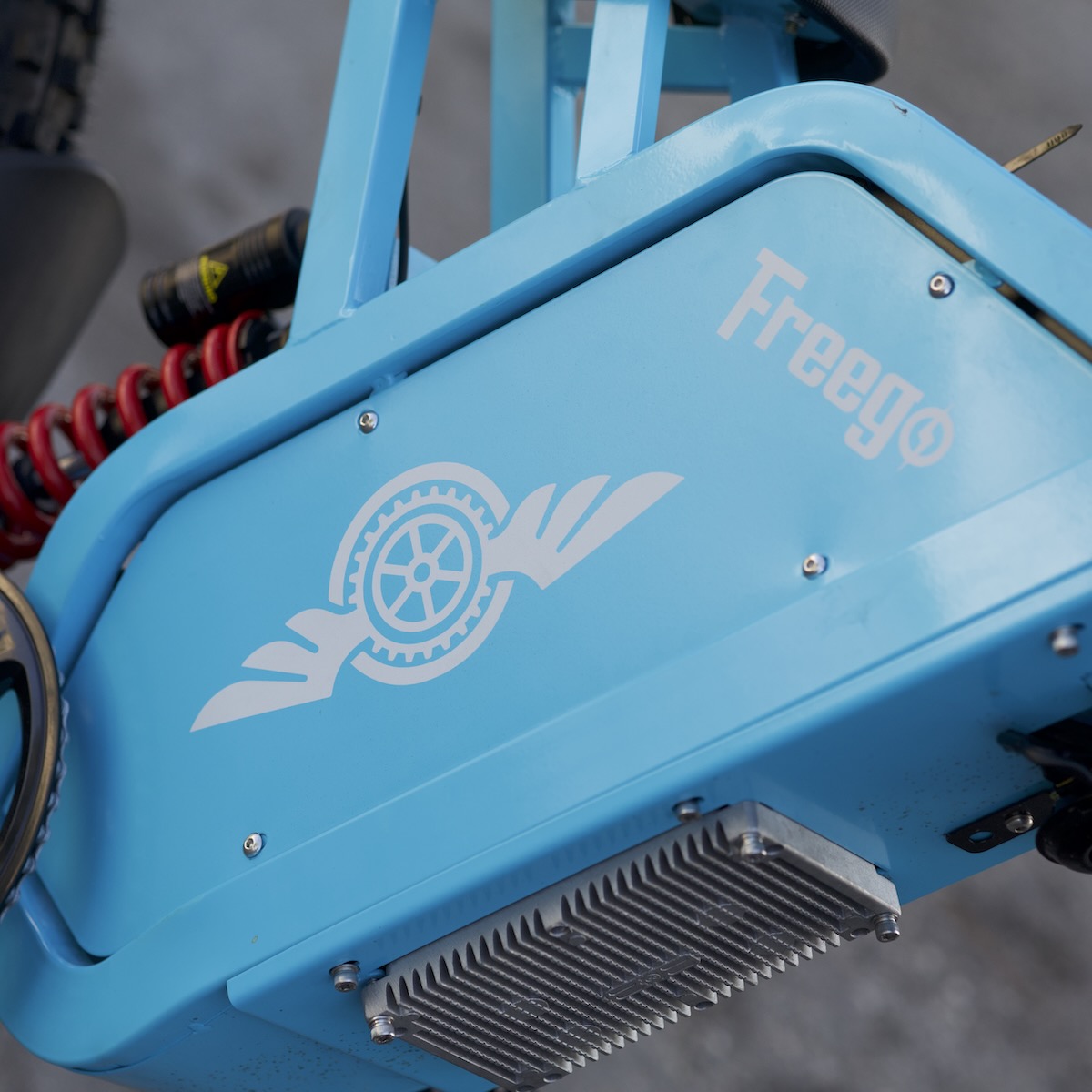 Freego X2 Pro in Blue Limited, battery casing and shock detail