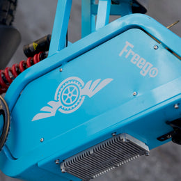 Freego X2 Pro in Blue Limited, battery casing and shock detail