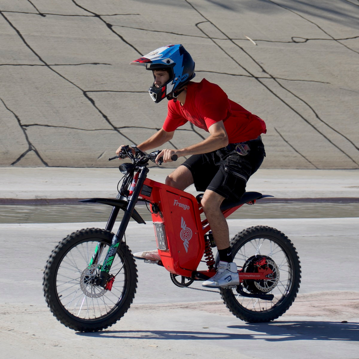Freego X2 Pro in Red Limited ridden on a promenade