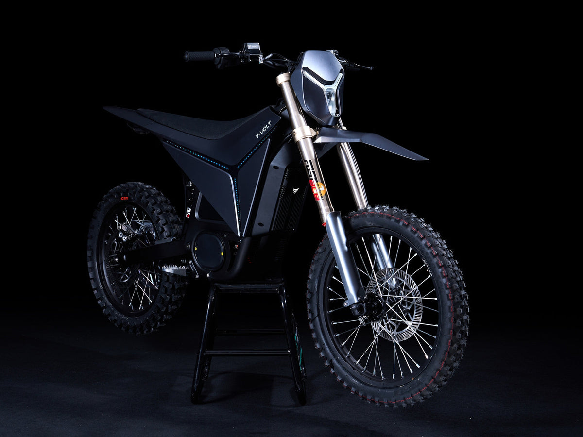 Y-VOLT Surge V in Black, front three-quarter view