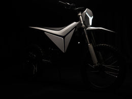 Y-VOLT Surge V in White, three-quarter view