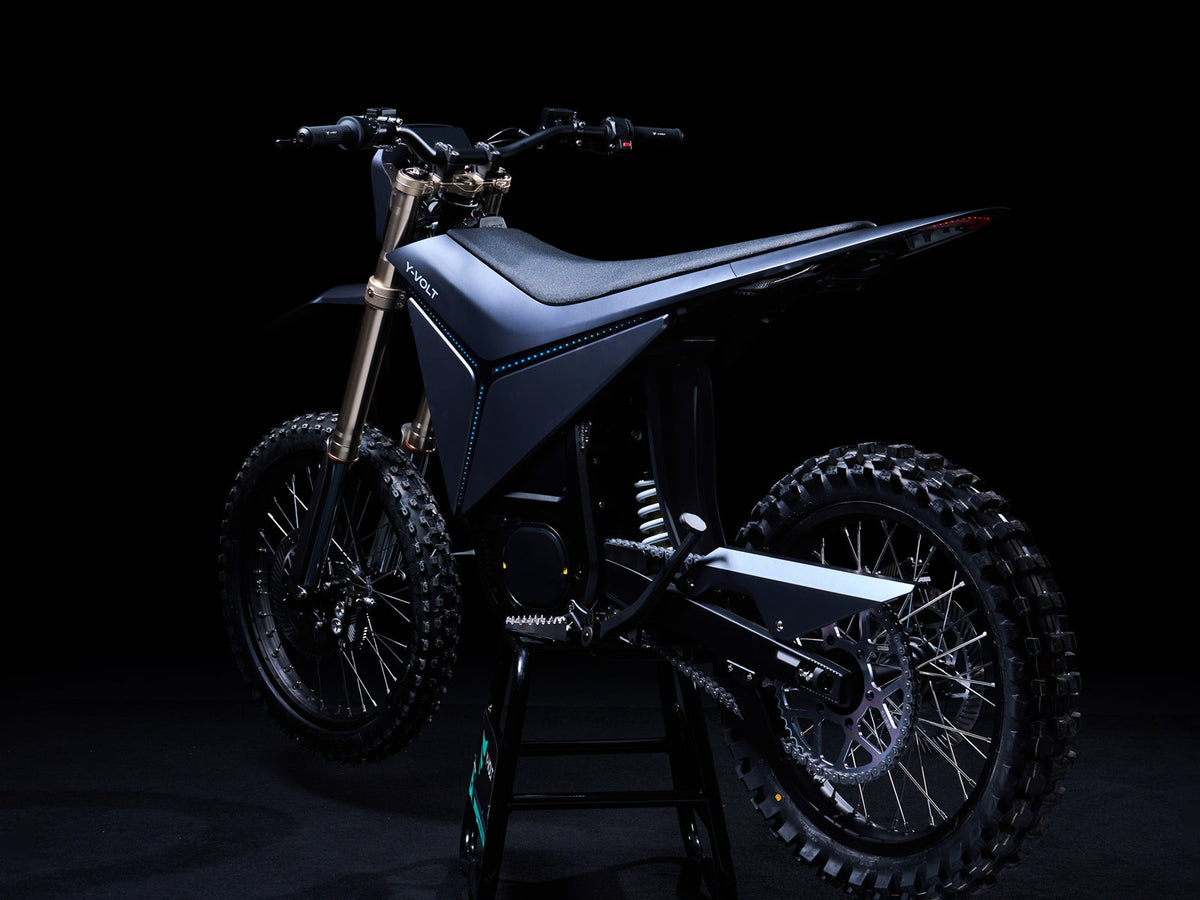 Y-VOLT Surge V in Black, three-quarter view