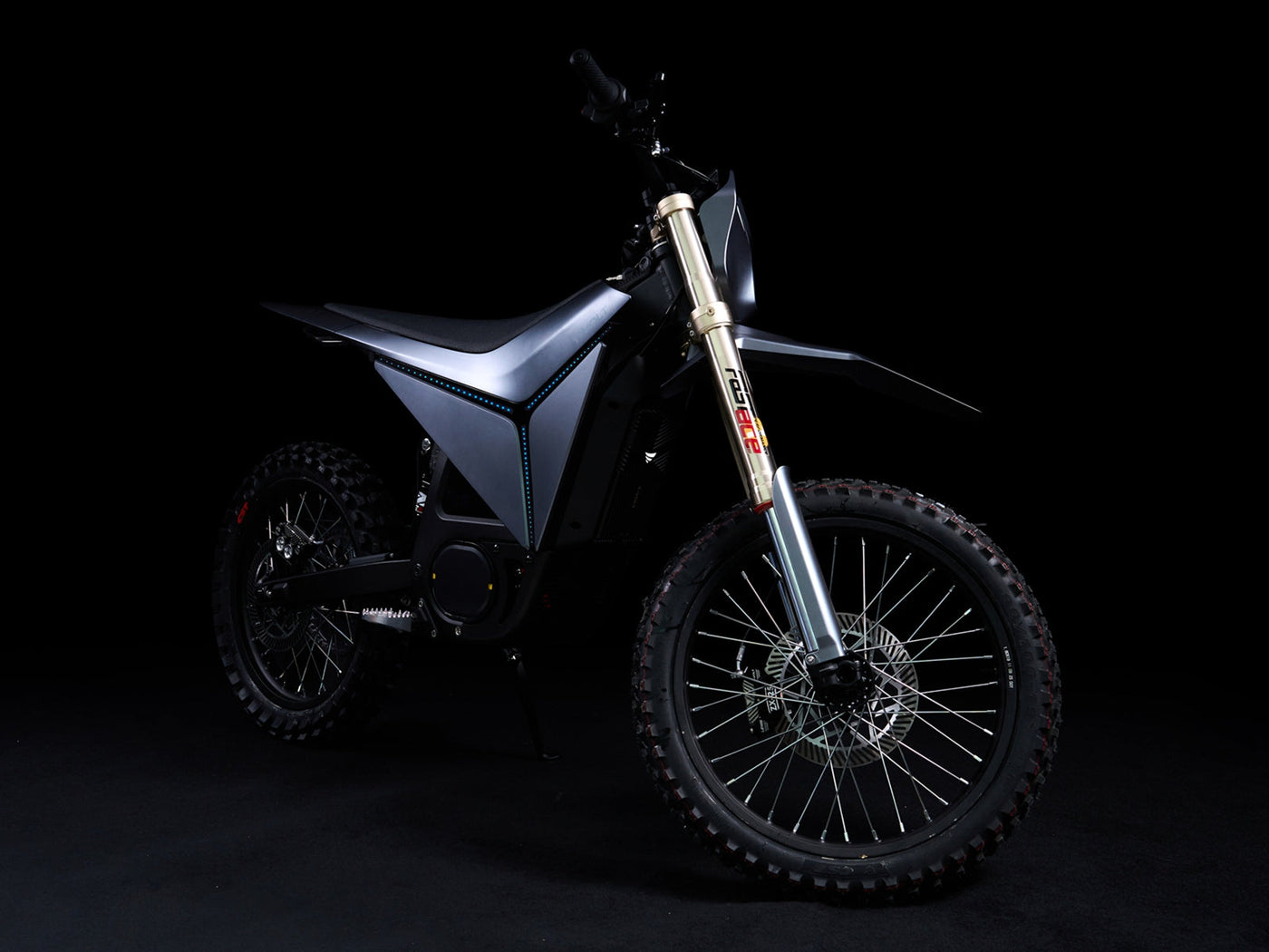 Y-VOLT Surge V in Black, front view
