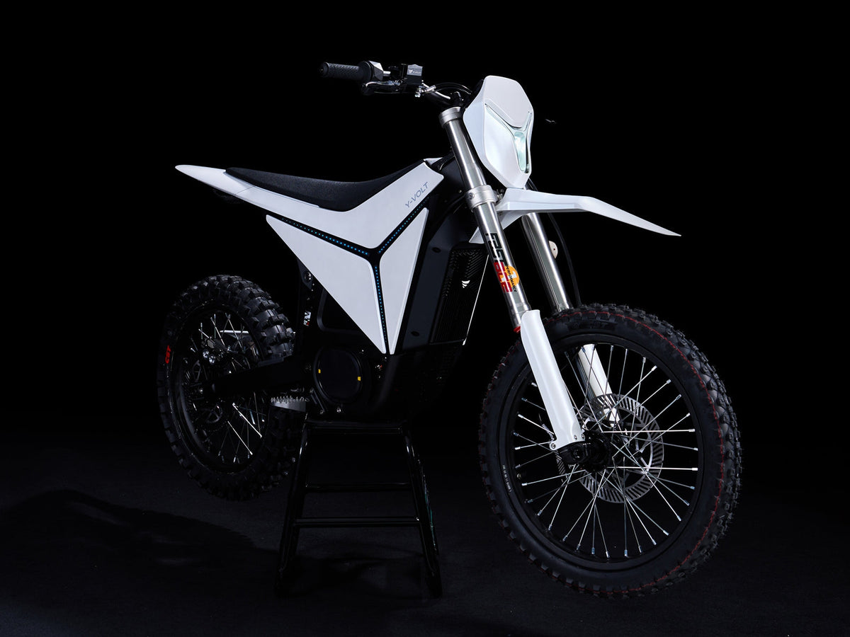Y-VOLT Surge V in White, front three-quarter view