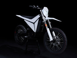 Y-VOLT Surge V in White, front three-quarter view